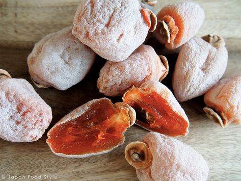 Dried Persimmon Recipes, Dry Persimmon, Persimmon Art, Dried Persimmons, Glace Fruit, Persimmon Recipes, Dehydrated Fruit, Appetizers Easy Finger Food, Food Crush