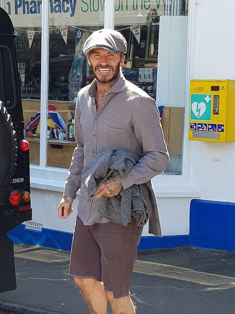 Flat Cap Men Outfit, Newsboy Hat Outfit, David Beckham Casual, Tan Peacoat, David Beckham Style, Flat Cap Men, Driving Cap, Hat Inspiration, Disco Fashion