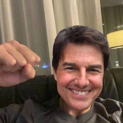 Am so happy Tom Cruise Selfie, Tom Cruise Hot, Jesus Smiling, Scott Adkins, Sir Tom Jones, Chris Young, New Photo Download, George Strait, Mission Impossible