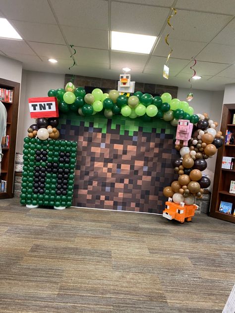 Minecraft display Minecraft Balloon Columns, Minecraft Backdrop Birthday, Minecraft Party Backdrop, Minecraft Backdrop, Minecraft Balloons, Birthday Party At Park, Minecraft Theme, 7th Birthday Party Ideas, Balloon Display