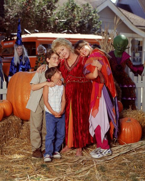 Halloweentown 3, Fall Backrounds, Halloween Town Disney, Disney Halloween Movies, Halloween Town Movie, Old Disney Channel Shows, Halloween Wallpaper Cute, Halloween Movie Night, Disney Channel Original