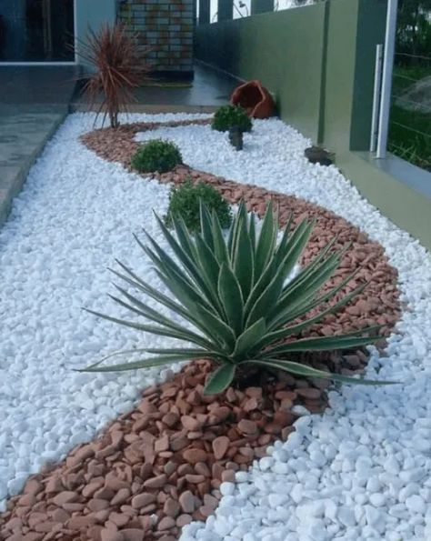 ▷ Más de 20 fotos de JARDINES CON PIEDRAS 🎍【 IDEAS para DECORAR JARDINES】 Ideas Para Decorar Jardines, Pebble Landscaping, Small Flower Gardens, Pebble Garden, Side Yard Landscaping, Small Front Yard Landscaping, Tiered Garden, Front Yard Garden Design, Garden Idea