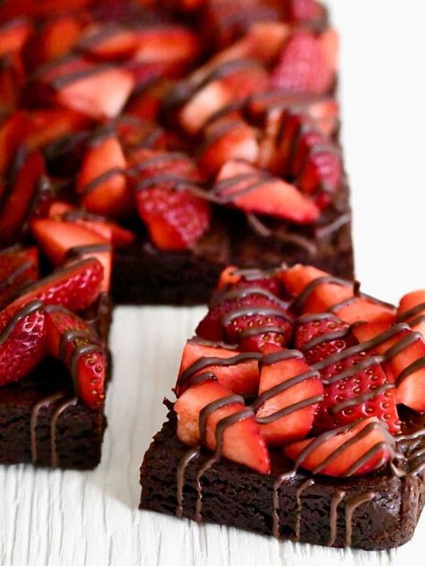 Valentines Recipes Desserts, Strawberry Brownies, Valentines Snacks, Valentines Baking, Valentine Desserts, Valentines Day Desserts, Valentines Day Dinner, Valentines Day Food, Valentine's Day Recipes