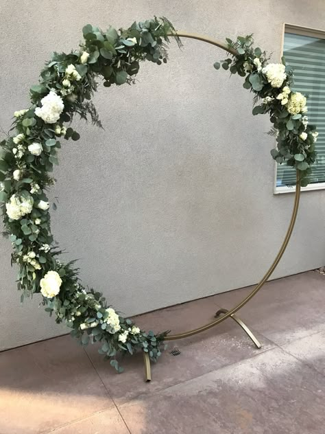 Flower Arch Ring, Arch For Decorations, Gold Circle Arch With Greenery, Curved Wedding Arch Ideas, Arch Flowers Wedding Diy, Simple Circle Wedding Arch, Circle Arch With Greenery, Diy Floral Arch Wedding, Round Arch With Flowers