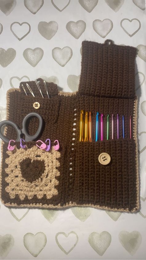 Hook Holder Crochet, Crochet Tool Holder Pattern, Crocheted Hook Case, Crochet Supplies Holder, Crochet Pouch For Hooks, Crochet Supply Bag, Crochet Holder For Hooks, Crochet Projects For School, Crochet Tools Accessories