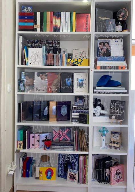 Organisation Aesthetic, Kpop Albums Shelf, Kpop Shelf, Victon Kpop, Kawaii Room Ideas, Bookshelf Aesthetic, Bookshelf Inspiration, Bedroom Decor For Teen Girls, Cute Diy Room Decor