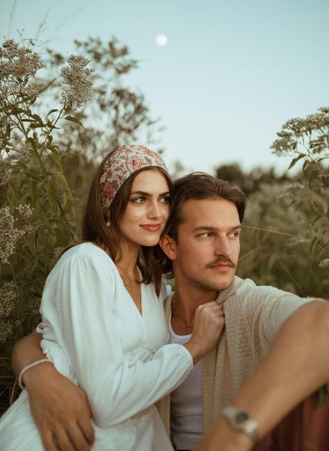 Posed Couple Pictures, Colorado Couple Photoshoot, Sitting Down Poses For Couples, Engagement Photos Portrait, Couples Backyard Photoshoot, Musician Couple Photography, Grass Engagement Pictures, Creative Couples Poses, Midwest Engagement Photos