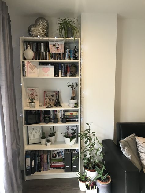 White Ikea billy book case decor White Bookshelf In Bedroom, Book Shelf And Desk Ideas, White Bookcase Bedroom, Bookshelf White Aesthetic, Book Shelf Decor Ideas Bedroom, Bookshelves Ikea Billy, Ikea Bookshelf Aesthetic, Bookcase Aesthetic Bedroom, Book Shelf Decor Aesthetic