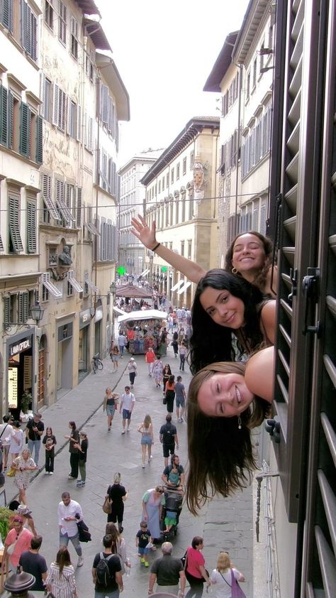 Italy Best Friend Pictures, Florence With Friends, Living With Friends Aesthetic Apartment, Italy Girls Trip Aesthetic, Rome Inspo Photos, Study Abroad Florence Italy Aesthetic, Europe Life Aesthetic, Europe Girls Trip Aesthetic, Study Abroad Aesthetic Greece