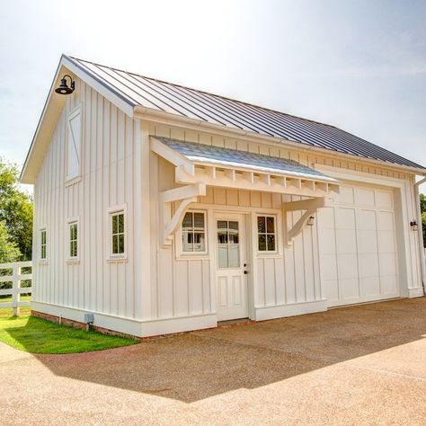 Farmhouse Sheds, Farmhouse Garage, Garage Guest House, Cottage Plans, Garage Addition, Barn Shop, Garage Exterior, Shed Ideas, Barn Garage