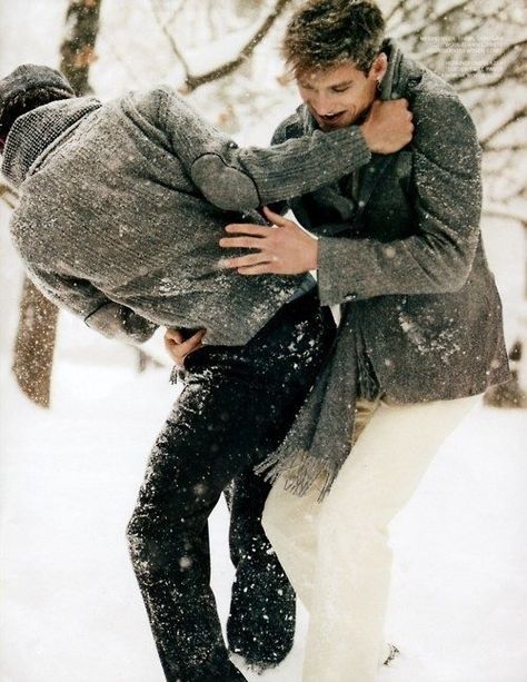 Cardigans and Sweaters Harry Styles, Louis Tomlinson, Harry Styles Hot, One Direction Photos, 1d And 5sos, Larry Stylinson, Two People, The Snow, Jon Snow