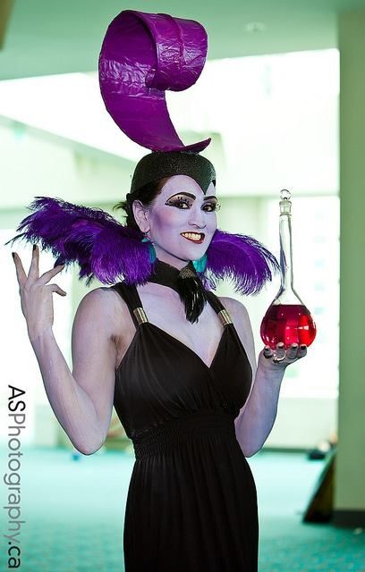 *Awesome* Yzma Cosplay. Nailed it! Yzma And Kronk, Disney Poster, Cosplay Disney, Emperor's New Groove, Costume Disney, The Emperor's New Groove, Emperors New Groove, Epic Cosplay, Cool Cosplay