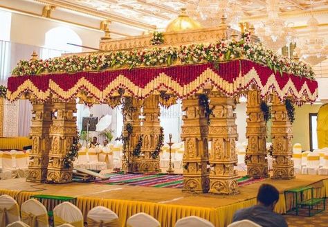 Indian Wedding Decorations Receptions, Small Wedding Decor, Reception Stage Decor, Simple Stage Decorations, Wedding Stage Backdrop, Wedding Hall Decorations, Wedding Decor Photos, Wedding Background Decoration, Wedding Entrance Decor