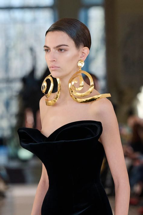 12 sensational jewelry pieces spotted on the Haute Couture Fashion Week runways | Vogue France Peter White, Crystal Ear Cuff, Alexis Mabille, Vogue France, La Fashion Week, Fashion Week Runway, Makeup Forever, La Fashion, Elie Saab