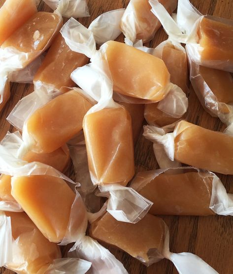 Butter Pecan Fudge Recipe, Soft Caramels Recipe, Amazing Deserts, Caramels Recipe, Homemade Caramel Recipes, Soft Caramels, Caramel Recipe Easy, Microwave Caramels, Caramel Dessert Recipes