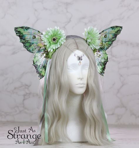 A real must-have statement crown for all fairies! A beautiful green flower fairy headdress. The wings are lightweight and far more durable than their glassy appearance might suggest! They are backed with wire, which is what gives them their gorgeous curve. They are flexible to touch, and may be very slightly adjusted to give a deeper/more shallow curve. The headdress is decorated with green blossoms. Sparkling Swarovski beads and butterfly charm hang over the forehead from a silver chain. The en Fairy Headpiece Diy, Butterfly Flower Crown, Fairy Headdress, Fairy Oc, Green Fairy Wings, Adult Fairy Costume, Fantasy Ball, Fairy Headpiece, Wing Butterfly