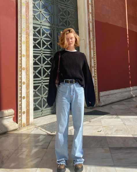 90s Mom Style Outfit, Oversized Jeans Outfit 90s, 90s Light Wash Jeans Outfit, 80s Baggy Jeans Outfit, Wide Leg 90s Jeans Outfit, Straight Leg Jeans Outfits Aesthetic, Light Wash Wide Leg Jeans Outfit Winter, 90s Mum Fashion, Styling Loose Jeans