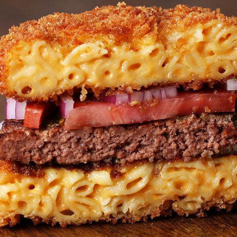 This burger is the ultimate comfort food. It's a juicy beef patty topped with a creamy mac and cheese bun and crispy bacon bits. Tasty Mac And Cheese, Fried Mac N Cheese, Fried Macaroni, Mac And Cheese Burger, Unique Burgers, Fried Mac And Cheese, Cheese Buns, Pig Pen, Creamy Mac And Cheese