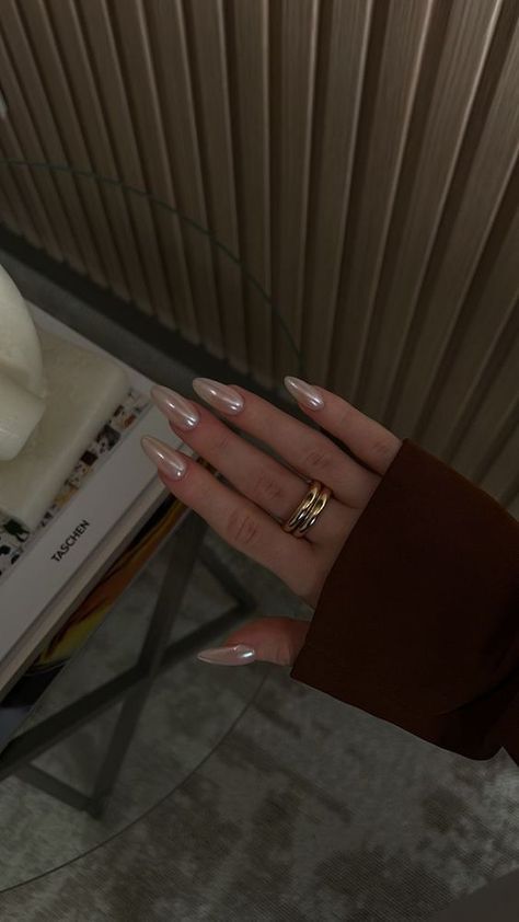 Hailey Bieber Nails Chrome French Tip, Hailey Bieber Wedding Nails, Short Pearl Nails, Nails With Pearl, Hailey Bieber Wedding, Bieber Nails, French Tip Manicure, Short Acrylic, Pearl Nails