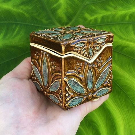 Lidded Slab Box Ideas, Ceramic Puzzle Box Design, Reliquary Box Ideas Ceramics, Ceramic Art Box, Clay Box Designs, Box Clay Ideas, Ceramic Jewelry Box Ideas, Slab Box Ideas, Slab Box Ceramics Ideas