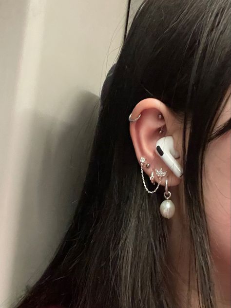 piercing inspo rook helix Ear 3 Piercings, Earrings Piercings Ideas, New Ear Piercing Ideas, Ear Piercings Helix Hoop, Ear Inspo Jewelry, Took Piercing, Earring Inspo Ears, Piercings Ear Ideas, Floating Helix Piercing