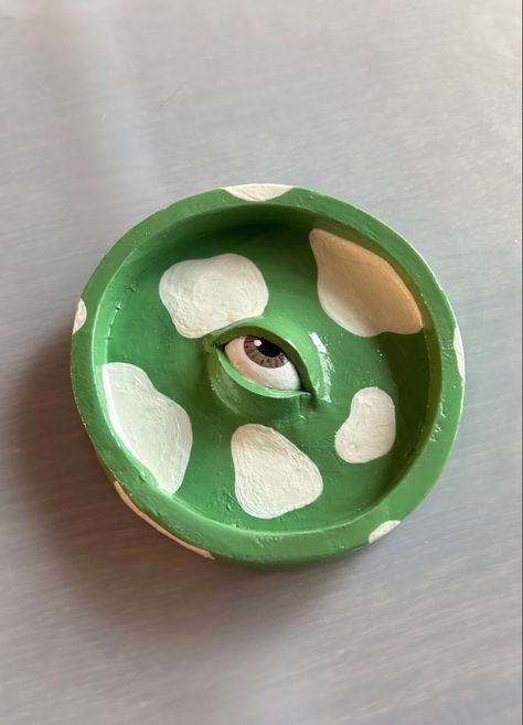 Eyeball Pottery, Ceramic Eyeball, Poterry Clay Ideas, Clay Ash Tray Diy, Eye Ashtray, Eye Clay, Clay Eyes, Air Dry Clay Projects, Cerámica Ideas