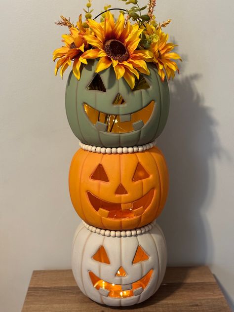 Pumpkin Arrangements Front Porches, Stacked Pumpkins Porch, Plastic Pumpkins Crafts, Neutral Fall Colors, Autumn Sunflowers, Autumn Porch, Light Halloween, Fall Pumpkin Crafts, Pumpkin Jack O Lantern