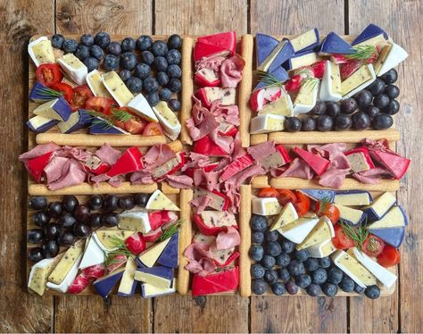 Best Of British Theme, British Table Decorations, Union Jack Charcuterie Board, Queen Elizabeth Birthday Party Ideas, British Charcuterie Board, England Themed Party Food, British Party Food, Coronation Cake Ideas, Coronation Food