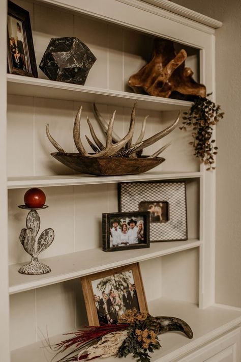 Country Shelf Decor, Western Apartment, Western Decor Living Room, Western Living Rooms, Creative Bedroom Decor, Farmhouse Home Decor Ideas, Western Living Room Decor, Hunters Wife, Western Farmhouse