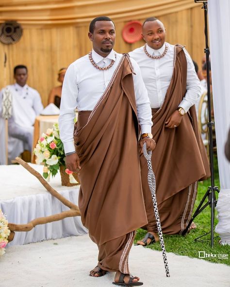 a perfect combination of color for the traditional Rwandan wedding ceremony. Rwandan Traditional Clothes Men, Kikuyu Traditional Attire Men, Rwanda Traditional Wear, Rwandan Traditional Wedding Dress, Rwandan Traditional Clothes, Rwandan Traditional Wedding, Rwanda Wedding, Rwandan Culture, Rwandan Wedding