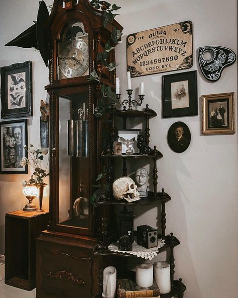 Victorian Gothic Decor, Gothic Living Room, Gothic Decor Bedroom, Gothic Room, Dark Home Decor, Artwork Creative, Goth Home, Goth Home Decor, Gothic Home