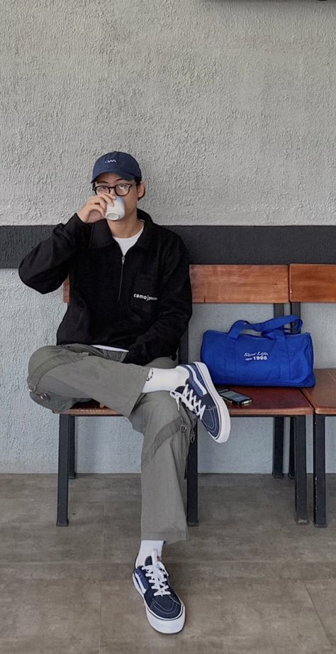 Vans Outfit Men Casual, Vans Skater Outfit, Vans Outfit Men Street Styles, Sepatu Loafers Pria, Vans Outfit Men, Outfit Cowo, Kpop Fashion Men, Minimalist Fashion Men, Vans Outfit