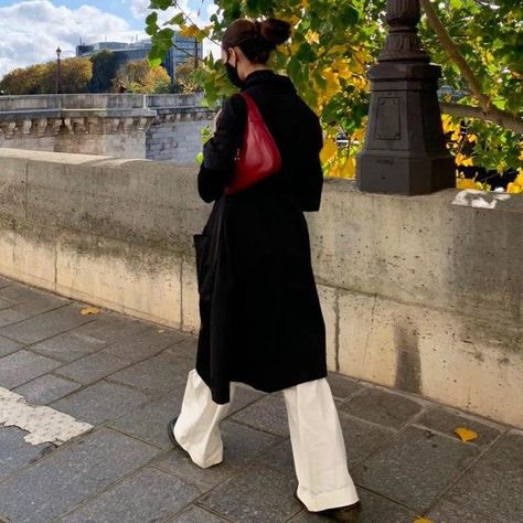 Prada Bag Outfit Street Style, Black White Red Outfit, Red Bag Style, White Bag Outfit, Red Bag Outfit, Red Black Outfit, Black Doc Martens, Red And White Outfits, Red And Black Outfits