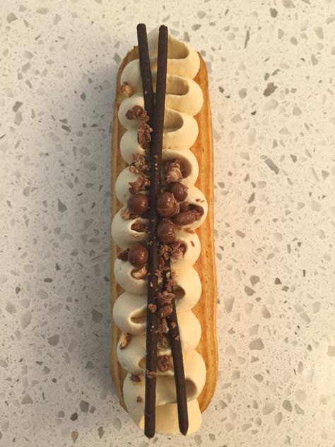 Salted Caramel Eclairs, Modern Eclair, Eclairs Decoration, Caramel Eclair, Caramel Eclairs, Culinary Desserts, Eclairs Dessert, Mini Dessert Recipes, Chocolate Garnishes