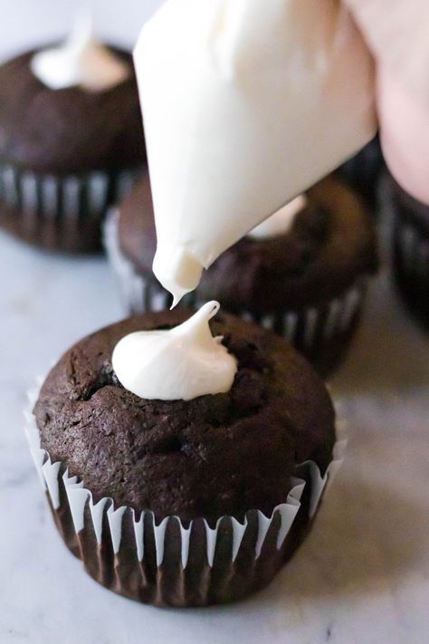 Marshmallow Fluff Filling For Cupcakes, Pastel, Pie, Cupcake Cream Filling Recipes, Marshmallow Creme Filling, How To Make Cream Filled Cupcakes, Marshmallow Filled Cupcakes, Oreo Cupcake Filling, Marshmallow Cream Filling For Cupcakes