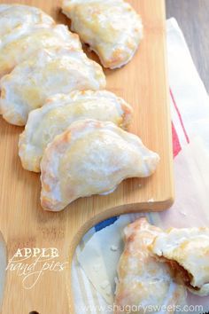 These Glazed Apple Hand Pies are the perfect fall treat. And in only 30 minutes, you'll have one of these delicious baked treats in your hands! Hand Pie Recipes, Apple Hand Pies, Apple Glaze, Mini Torte, Shugary Sweets, Hand Pie, Hot Toddy, Hand Pies, Köstliche Desserts