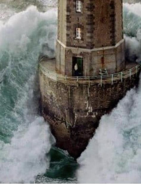 Famous photo taken from a helicopter just before a giant wave engulfed the lighthouse. The lighthouse keeper got back inside just in time to save his life. No Wave, Lighthouse Photos, Lighthouse Keeper, Lighthouse Pictures, Beautiful Lighthouse, Waves Crashing, Foto Tips, Road Bikes, Jolie Photo