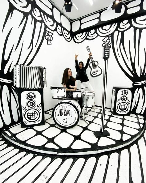 This Unusual Cafe In Russia Looks Like A Comic Book | Bored Panda 2d Cafe, Opening A Coffee Shop, Selfie Wall, Unique Cafe, Unusual Pictures, Petersburg Russia, Art Installation, Booth Design, Art Room