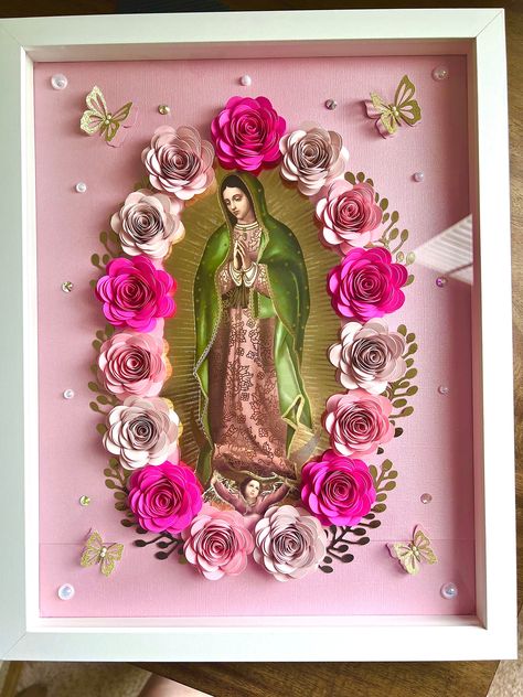 This listing is for Virgin of Guadalupe shadow box. Perfect addition to decorate your Religious Altar or your special place, it can be used as a Baptism Favor or Birthday gift for your loved ones. --------------------------------------------------------------- Details: *Flower colors: the ones of your choice. *Image:the one of your choice *Frame size: 12x15 inches *Frame color: White ----------------------------------------------------------------- **Friendly Reminder** - We will provide a picture of your frame once ready/before packing. - Once item is received at the post office it is out of our hands and we are not responsible for lost or     stolen packages. (But we will do our best to assist you). -No returns or exchanges are accepted,  -Please make sure that you have entered the corre Santos, Virgin Mary Shadow Box With Flowers, Box With Paper, Mexican Culture Art, Funeral Flower Arrangements, Flower Shadow Box, Jesus Photo, Flower Colors, Handmade Flowers Paper