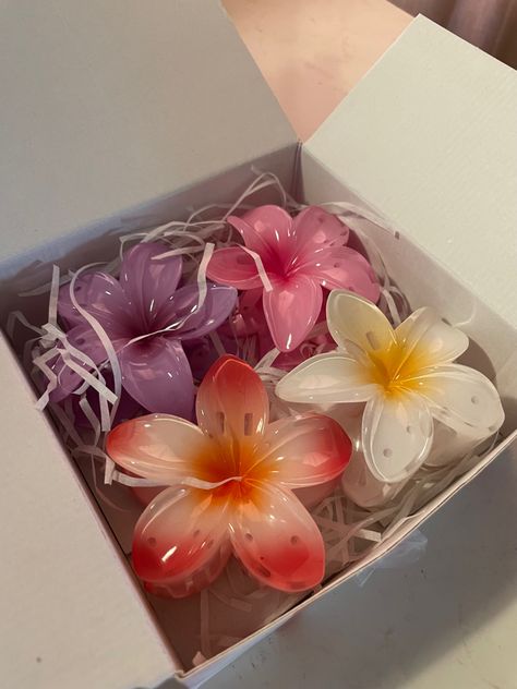 #hair #hairstyles #aesthetic #hairclips #cleangirl #summer #summeraesthetic #summervibes Aesthetic Hairclips, Designer Hair Accessories, Hairstyles Aesthetic, Flower Resin Jewelry, Small Business Packaging Ideas, Minimal Accessories, Glossy Hair, Bead Embroidery Patterns, Hair Accessories Clips