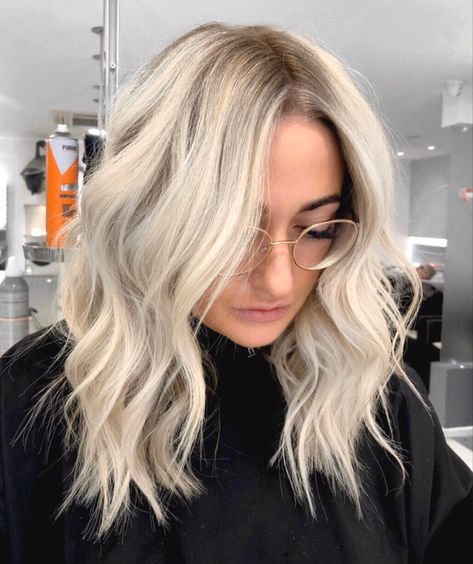 Short Platinum Blonde Hair With Shadow Root, Root Smudge Bleach Blonde, All Blonde With Shadow Root, All Over Blonde Shadow Root, Cool Rooted Blonde, Blonde With Small Shadow Roots, Creamy Blonde Hair With Shadow Root, Blonde Hair With Roots Shadow, Shadow Root Bleach Blonde