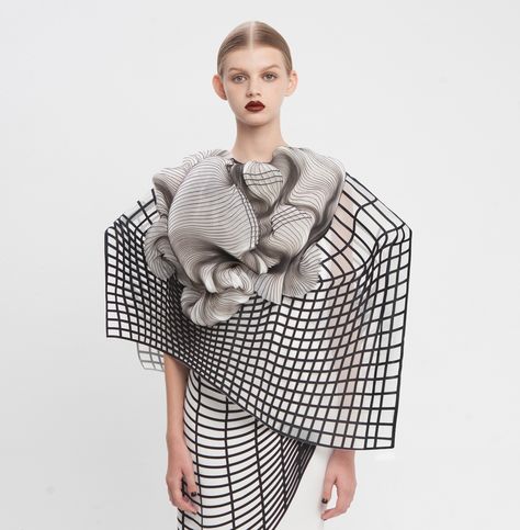 Noah Raviv graduate collection Architectural Fashion, Model Ootd, 3d Printing Fashion, Sculptural Fashion, 3d Fashion, Ootd Photography, Makeup Travel, Viktor Rolf, Futuristic Fashion