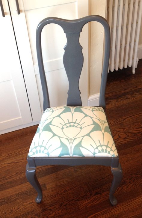 painted queen anne chair http://pinterest.com/cameronpiano Queen Anne Dining Room, Dining Room Furniture Makeover, Dining Room Chairs Makeover, Upcycled Dining Chairs, Cool Desk Chairs, Queen Anne Furniture, Dining Chair Makeover, Dining Chairs Diy, Queen Anne Chair