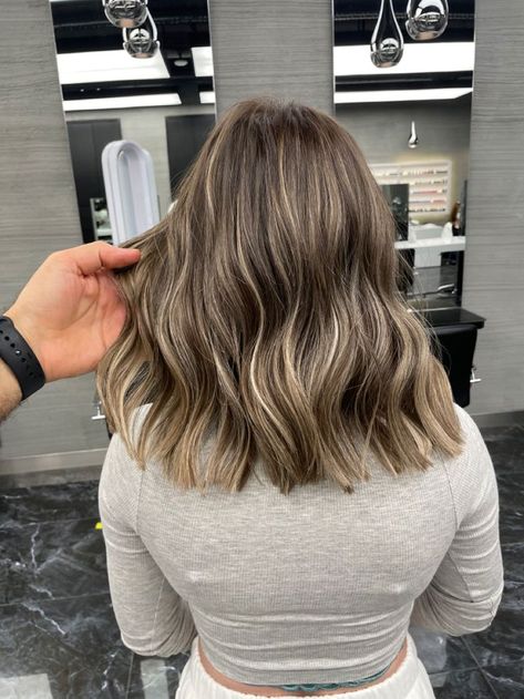 Ash Blonde Balayage On Brown Hair Short, Dark Regrowth Blonde Hair, Short Brown With Blonde Highlights, Medium To Short Hair Cuts, Babylights In Brown Hair, Bronze Baylage Hair, Brunette With Blonde Babylights, Balaye Hair, Bruslight Hair