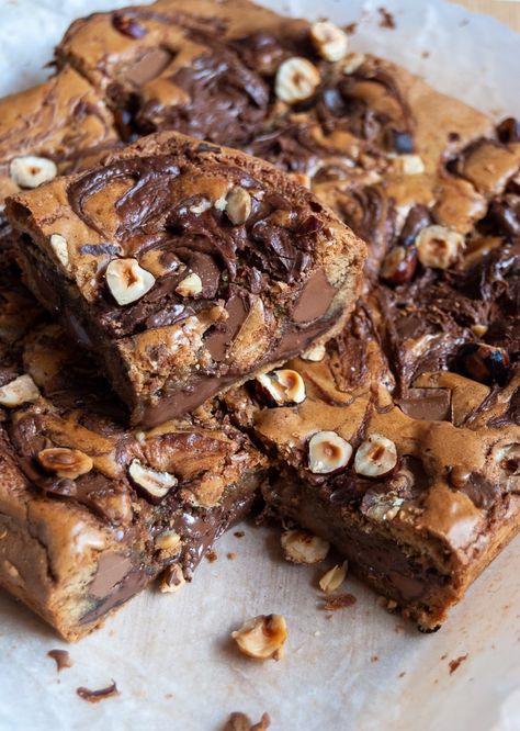 Browned Butter Nutella Blondies - Something Sweet Something Savoury Nutella Blondies, Chewy Blondies, Healthy Protein Desserts, Hazelnut Filling, Caramel Chocolate Chip Cookies, Tray Bake Recipes, Nutella Brownies, Browned Butter, Pretty Dessert