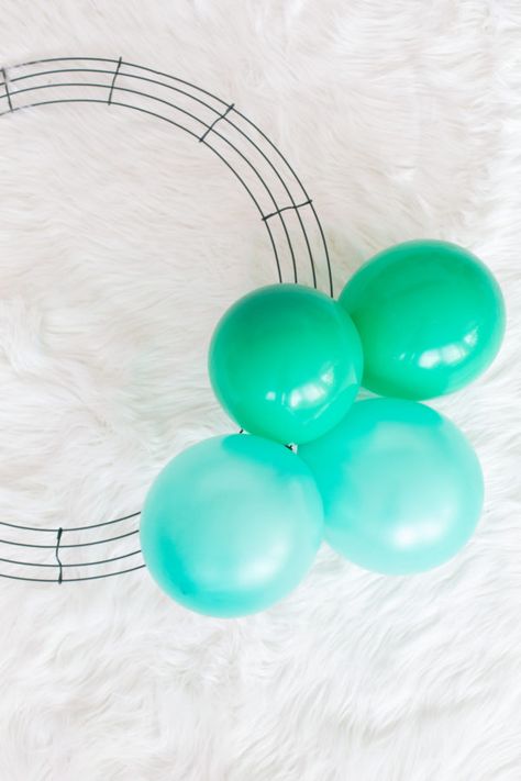 Balloon Wreath Diy, Balloon Wreath, Balloons Ideas, Christmas Balloon Decorations, Holiday Balloons, Birthday Wreath, Balloon Garland Diy, Holiday Party Themes, Diy Christmas Garland