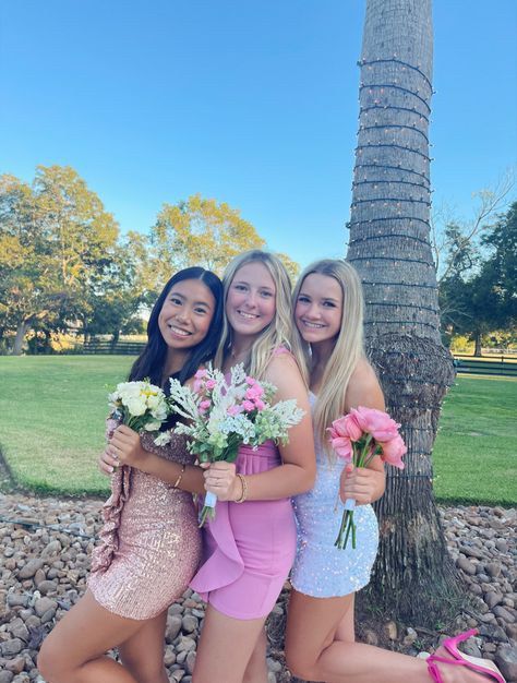 #preppy #vsco #preppyfilter #preppyhoco #hoco #dress #heels #hocodress #pic #pose #friends Hoco Pictures With Flowers, Hoco Pics With Bouquet, Trio Homecoming Poses, Hoco Poses For 3 People, Poses For Homecoming Pictures Best Friends, Hoco Poses For 3, Hoco Trio Photos, Hoco Poses Best Friends Trio, Trio Homecoming Pictures