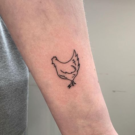 10 Best Chicken Tattoo Ideas You'll Have To See To Believe! | Outsons | Men's Fashion Tips And Style Guides Chicken Tattoo Ideas, Hen Tattoo, Chicken Tattoo, Rooster Tattoo, Tato Minimal, Tato Jari, Baby Chicken, Western Tattoos, Small Chicken