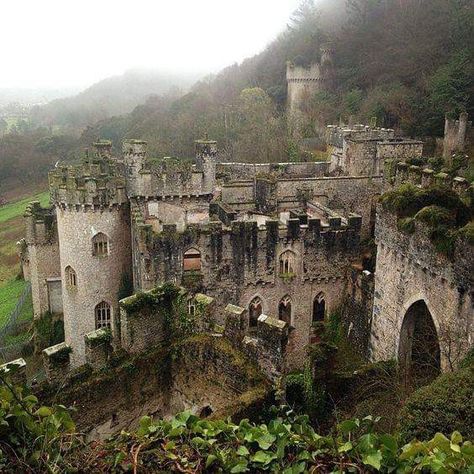 Beaux Arts Architecture, Modern Castle, Old Castle, Chateau Medieval, Abandoned Castles, Abandoned Mansions, Chateau France, Castle Ruins, Beautiful Castles