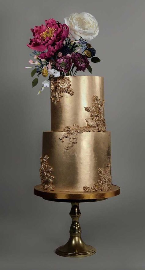 Need some inspiration for your cake design? Which style of cake should you choose? What should it taste like? The wedding cake style will... Illusion Cakes, Wedding Cake Marble, Rose Gold Wedding Cakes, Pretty Wedding Cakes, Wedding Cake Pictures, Black Wedding Cakes, Marble Wedding, Decorating Cakes, Gateaux Cake